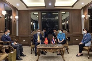 El embajador de Vietnam en Tailandia, Phan Chi Thanh, y la vicegobernadora de Saraburi, Angkana Chitatitta. (Fotografía: VNA)