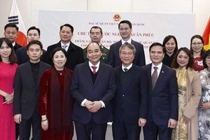 El presidente vietnamita, Nguyen Xuan Phuc, se reúne con la comunidad vietnamita en Corea del Sur. (Fotografía: VNA)