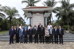 El vicepresidente permanente de la Asamblea Nacional de Vietnam, Tran Thanh Man; el presidente de la la Asamblea Nacional del Poder Popular de Cuba, Esteban Lazo Hernández, y delegados de ambos países visitaron el sitio de las reliquias del Gobierno Revolucionario Provisional de la República de Vietnam del Sur. (Fotografía: VNA)