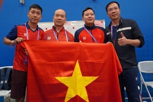 Tirador Huu Vuong (segundo desde la derecha) comparte alegría con el cuerpo técnico. (Fotografía: VNA)