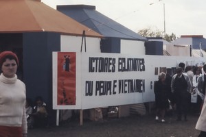 Cartel con las palabras "Victorias rotundas del pueblo vietnamita", exhibido en la Fiesta del diario francés L´Humanité en septiembre de 1972.