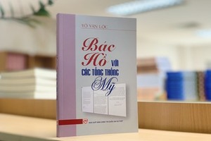 El libro "Bac Ho voi cac Tong thong My" (Tío Ho con presidentes de EE. UU.) de Vo Van Loc. (Fotografía: hanoimoi.com.vn)