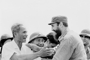 El comandante en jefe cubano Fidel Castro y el primer ministro Pham Van Dong en una manifestación del pueblo de Quang Tri dando la bienvenida a la delegación para visitar la zona de liberación de Vietnam del Sur, el 15 de septiembre de 1973. (Fotografía: VNA)