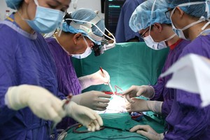 Médicos vietnamitas realizan una cirugía de trasplante de órganos. (Fotografía: VNA)