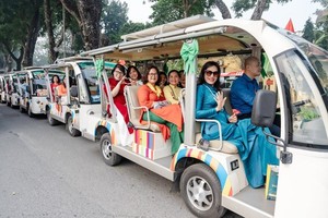 Turistas recorren la capital Hanói en coche eléctrico. (Fotografía: hanoimoi.vn)