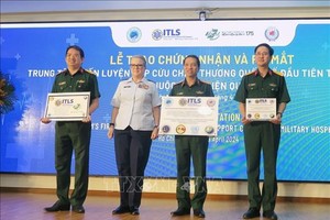 Los socios estadounidenses entregaron al Hospital Militar 175 un certificado y una decisión sobre la creación del primer centro de ITLS en Vietnam (Foto: VNA)
