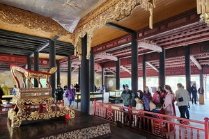 Los turistas visitan la Ciudadela Imperial de Hue (Foto: VNA)