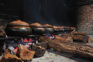 El pescado estofado se cocina a fuego muy lento. La especialidad se cocina en cazuela de barro. (Foto: toquoc.vn)