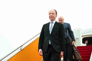 El presidente de la Asamblea Nacional de Finlandia, Jussi Halla-aho, llega al aeropuerto internacional de Noi Bai, en Hanói, iniciando una visita oficial a Vietnam. (Foto: Portal de Información Gubernamental)