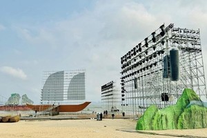 El escenario en construcción del Carnaval Ha Long 2024 (Foto: laodong.vn) 