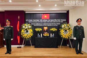 A partir de las 9:00 horas del 25 de julio (hora de París), las exequias al secretario general Nguyen Phu Trong se han llevado a cabo en la sede de la Embajada de Vietnam en Francia.