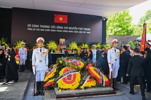 La ceremonia de entierro del secretario general Nguyen Phu Trong en el cementerio Mai Dich. (Foto: Nhan Dan) 