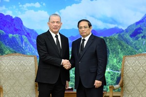 El primer ministro vietnamita, Pham Minh Chinh, recibe al vicepremier de Malasia, Fadillah Yusof. 