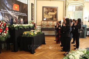 Una delegación de la Unión General de Vietnamitas en Bélgica (UGVB) rinde homenaje al secretario general Nguyen Phu Trong. (Foto: VNA)
