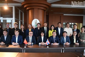 Delegados de la Asociación de Periodistas de Vietnam y de la Confederación de Periodistas Tailandeses. 