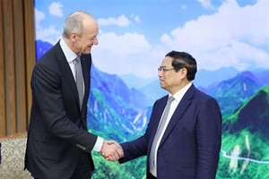 El primer ministro vietnamita, Pham Minh Chinh (derecha), recibe a Roland Busch, presidente y director ejecutivo de Siemens. (Foto: VNA)