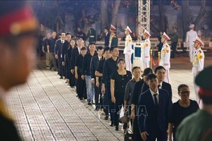 Pobladores rinden homenaje al secretario general Nguyen Phu Trong. (Foto: VNA)