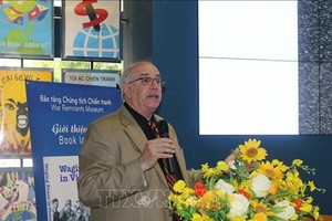Ron Carver en una presentación del libro "Waging Peace in Vietnam" (Foto: VNA)