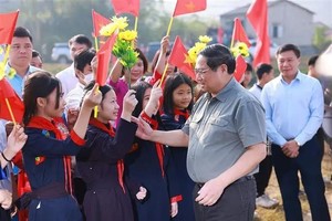 El primer ministro de Vietnam, Pham Minh Chinh, asiste al Festival de Gran Unidad Nacional en el poblado de Na Sam, distrito de Van Lang, provincia de Lang Son. (Fuente: VNA)