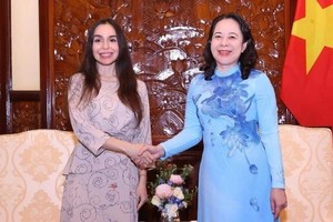 La vicepresidenta vietnamita Vo Thi Anh Xuan (derecha) recibe a Leyla Aliyeva, subjefa de la Fundación Heydar Aliyev (Foto: VNA)