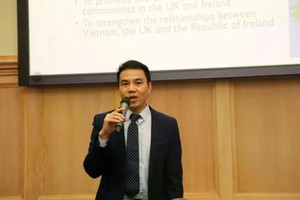 El profesor Nguyen Xuan Huan, presidente de la Asociación de Intelectuales Vietnamitas en el Reino Unido e Irlanda (VIS), concede una entrevista sobre la Resolución 57-NQ/TW del Buró Político sobre los avances en el desarrollo de la ciencia, la tecnología, la innovación y la transformación digital. (Foto: VNA) 