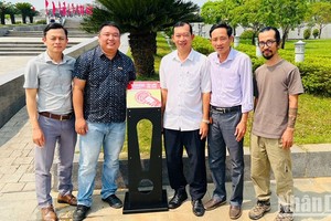 Instalación de una placa con chip NFC en el Complejos de Monumentos dedicados a las Heroicas Madres Vietnamitas.