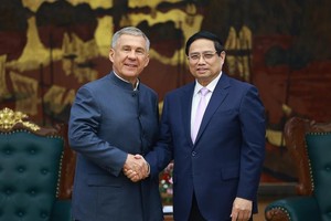 El primer ministro de Vietnam, Pham Minh Chinh, recibe al presidente de la República de Tartaristán (Rusia), Rustam Nurgaliyevich Minnikhanov. Foto: (VNA)