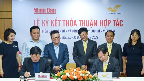 Periódico Nhan Dan firma cooperación con el Correo de Vietnam