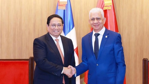 El primer ministro de Vietnam, Pham Minh Chinh, y el presidente del Senado de República Dominicana, Ricardo de los Santos Polanco. (Foto: VNA)