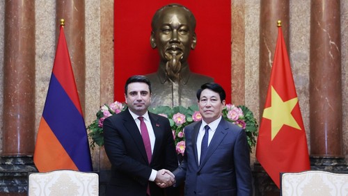 El presidente de Vietnam, Luong Cuong, (derecha) y el titular de la Asamblea Nacional de Armenia, Alen Simonyan. (Foto: VNA)