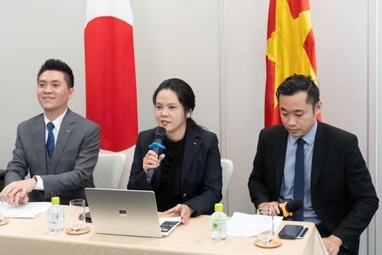 Vu Chi Mai, consulesa general de Vietnam en Fukuoka, interviene en la conferencia de prensa para anunciar el programa. (Fotografía: VNA)