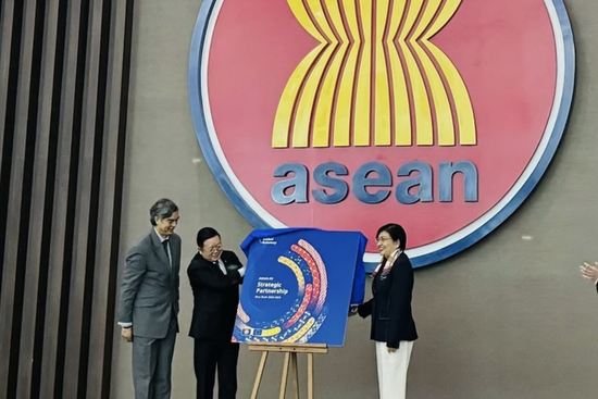 El acto de lanzamiento del Libro cuenta con la presencia del secretario general de la Asean, Kao Kim Hourn; el embajador de la UE ante la Asean, Sujiro Seam, y la representante permanente de Filipinas ante la Asean y coordinadora nacional de la asociación de diálogo Asean-UE, Hjayceelyn M. Quintana. (Fotografía: VNA)