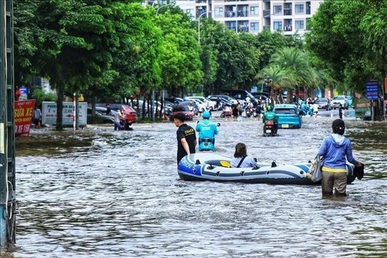 Las calles de Hanói inundadas al mediodía del 24 de julio. (Fotografía: VNA)