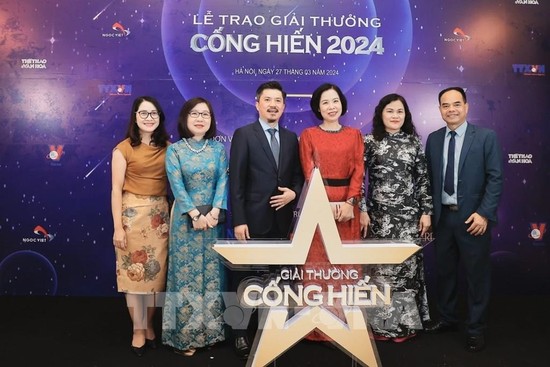 La directora general de la VNA, Vu Viet Trang (tercera, desde la derecha), y los delegados en la ceremonia de premiación. (Fotografía: VNA)