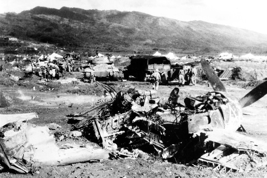 En el campo de batalla de Dien Bien Phu yacen restos de aviones destruidos por el ejército vietnamita. (Foto: VNA)