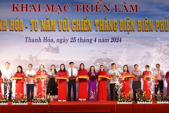 Delegados cortan la cinta de apetura (Foto: Nhan Dan)