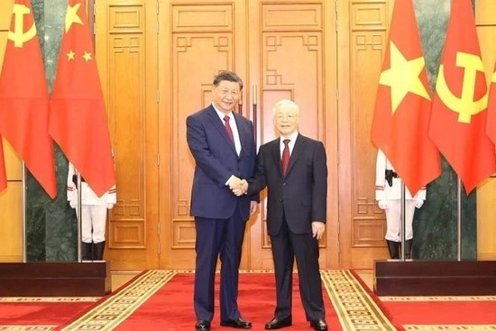 El secretario general del Partido Comunista de Vietnam, Nguyen Phu Trong, y el secretario general del Comité Central del Partido Comunista y presidente de China, Xi Jinping, tras sus conversaciones el 12 de diciembre de 2023, durante la visita de Estado del dirigente chino a Vietnam. (Foto: VNA)