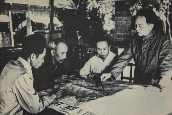 El Presidente Ho Chi Minh y los líderes del Partido se reúnen en la base revolucionaria de Viet Bac y deciden abrir la Campaña Dien Bien Phu, en diciembre de 1953.
