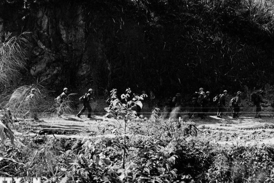 El Ejército de Liberación de Tri-Thien entra al campo de batalla, abriendo la campaña. (Foto: Do ​​Trang/VNA)