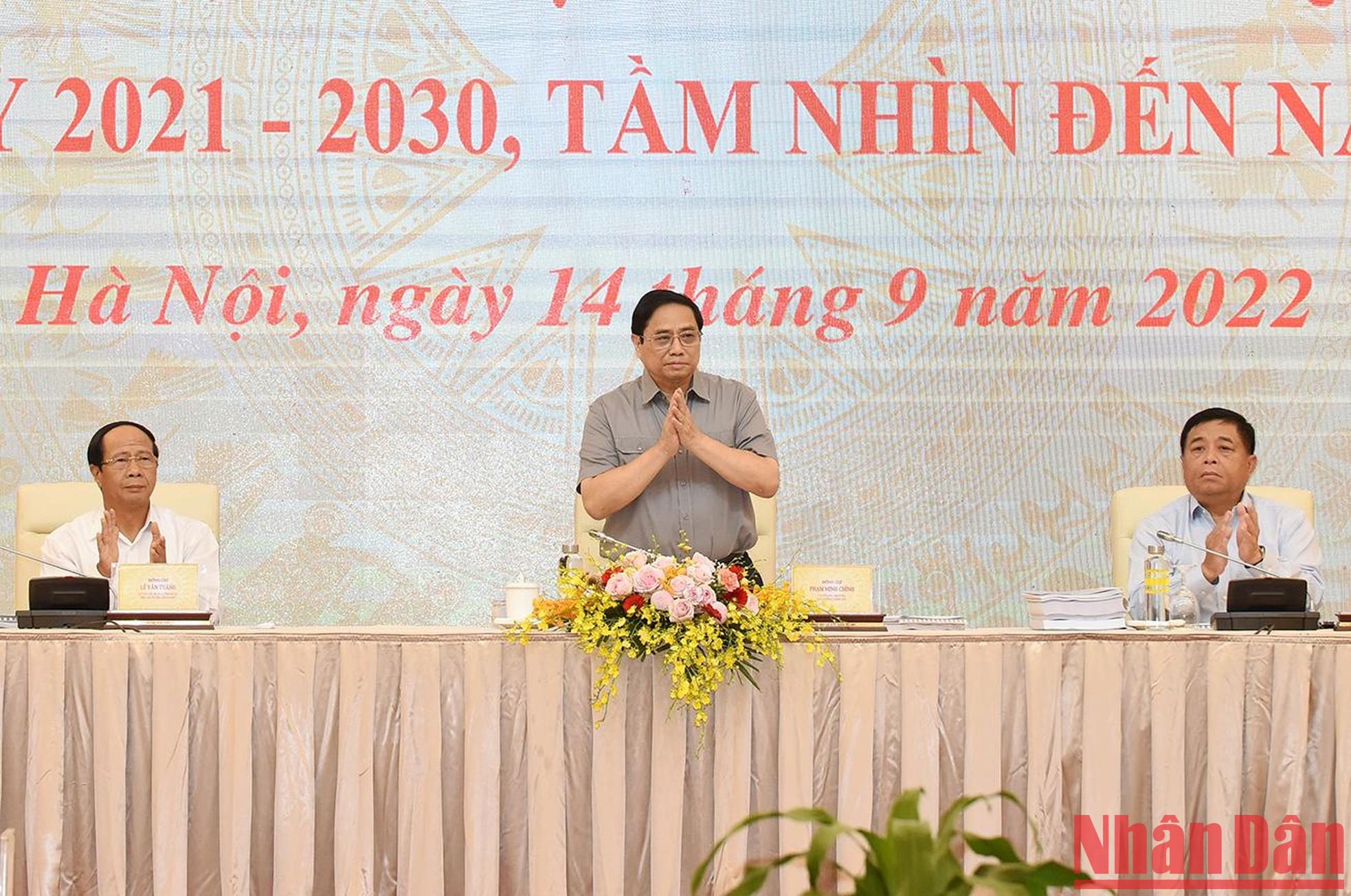 El primer ministro Pham Minh Chinh asiste a la reunión. 