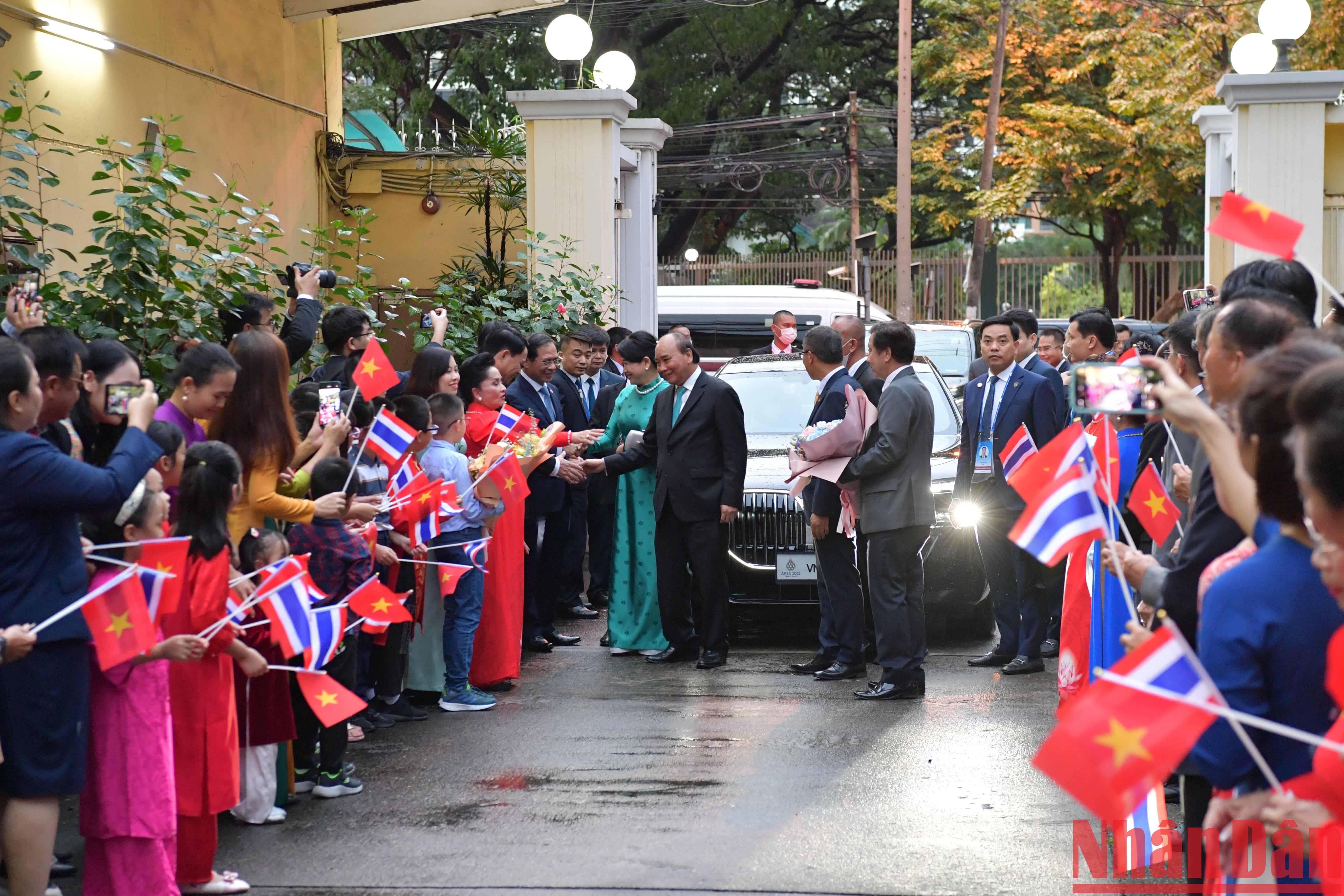 [Foto] Presidente de Vietnam visita a connacionales en Tailandia