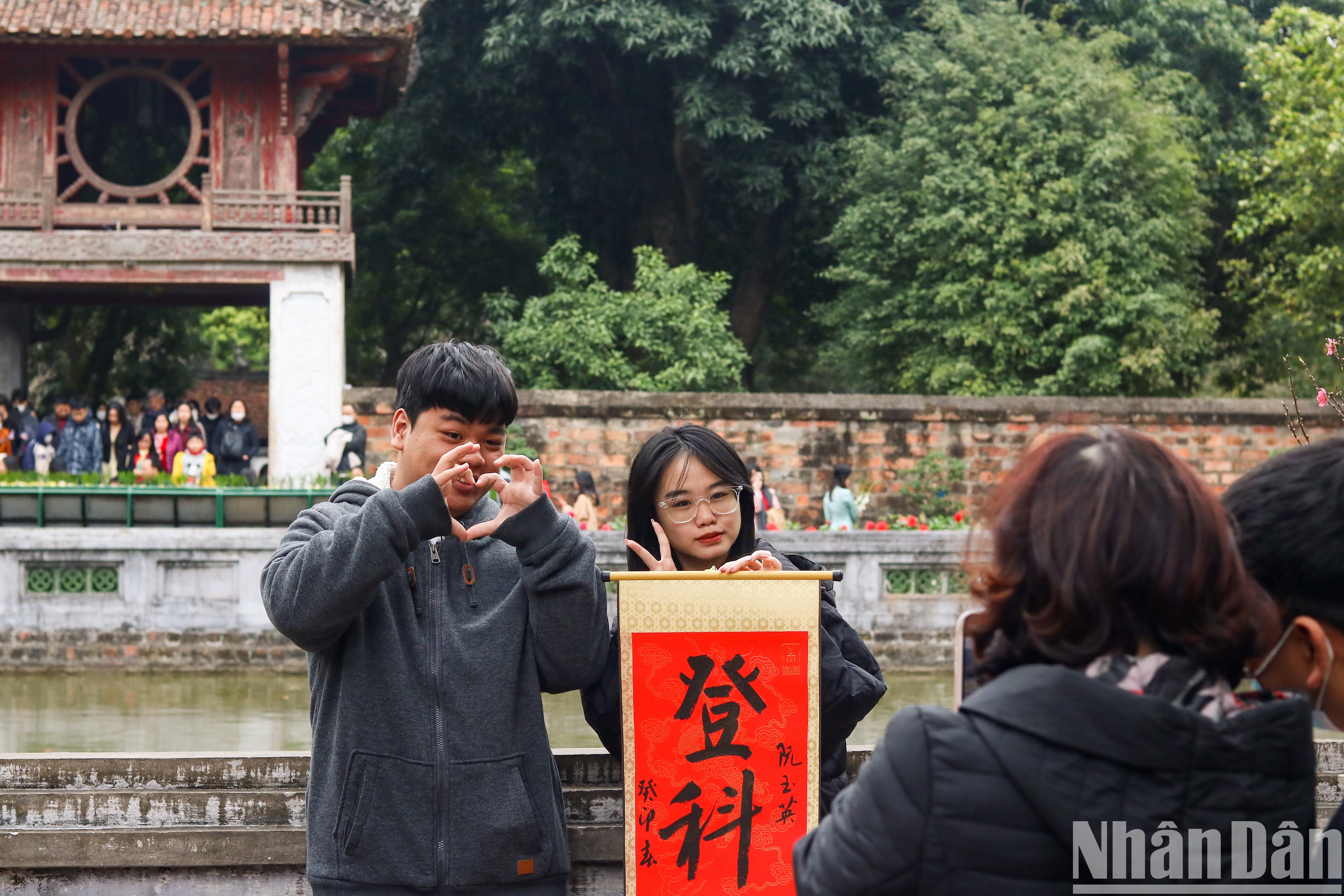 [Foto] Hanoyenses con tradición de pedir y regalar letras caligráficas en tercer día del Tet