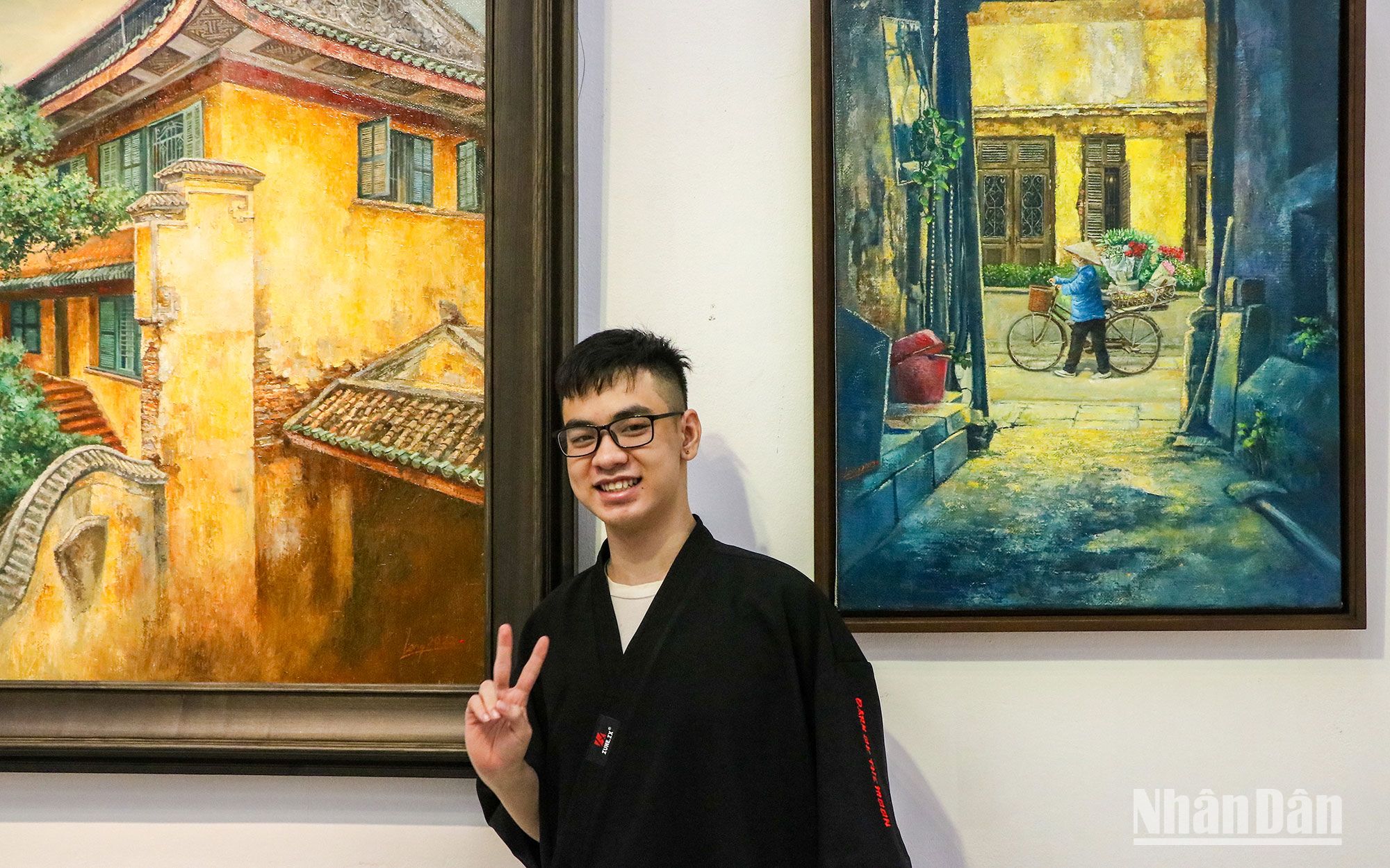 Exponen obras de pintor sordo sobre casco antiguo de Hanói 
