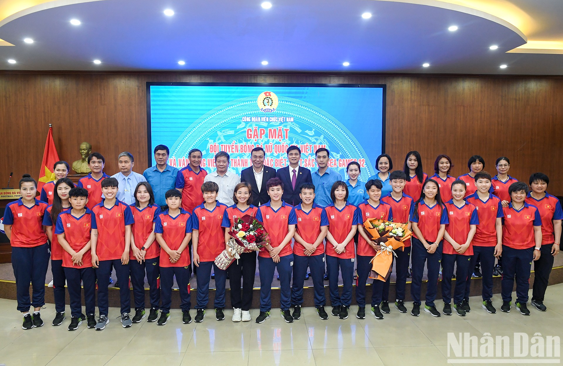 [Foto] Sindicato de empleados públicos de Vietnam se reúne con equipo del fútbol femenino 
