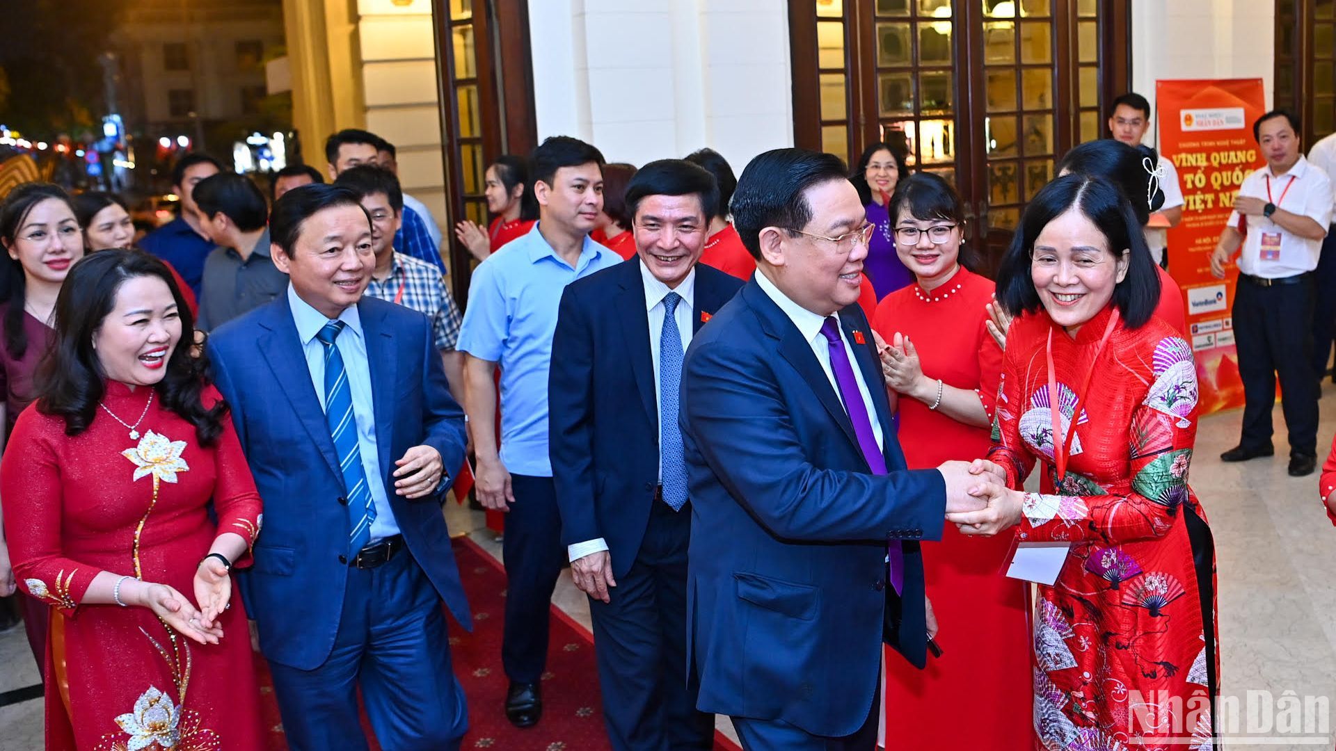 [Foto] Máximo dirigente legislativo vietnamita asiste a programa artístico sobre amor al país