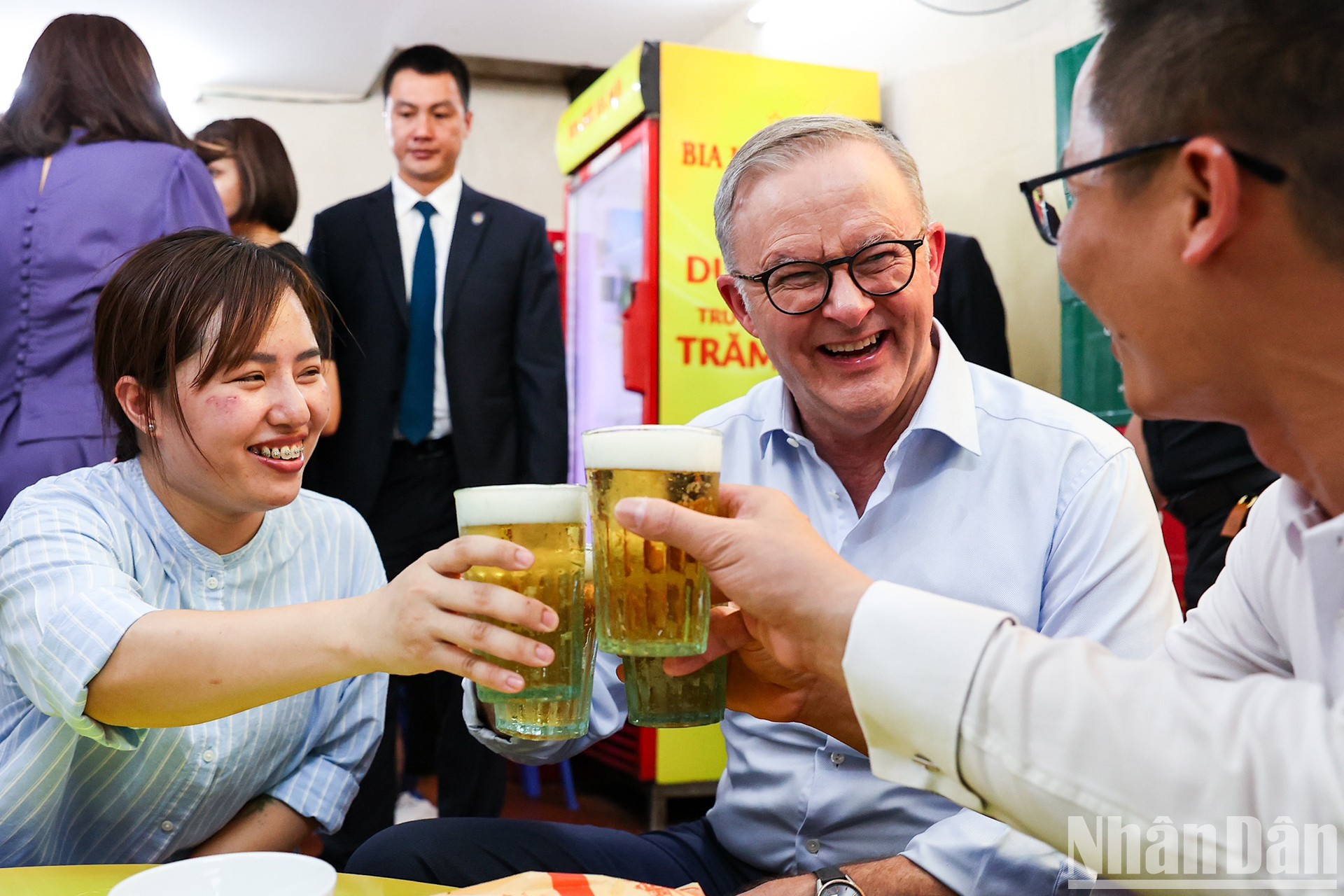 [Foto] Premier australiano disfruta de cerveza y bocadillo de Hanói