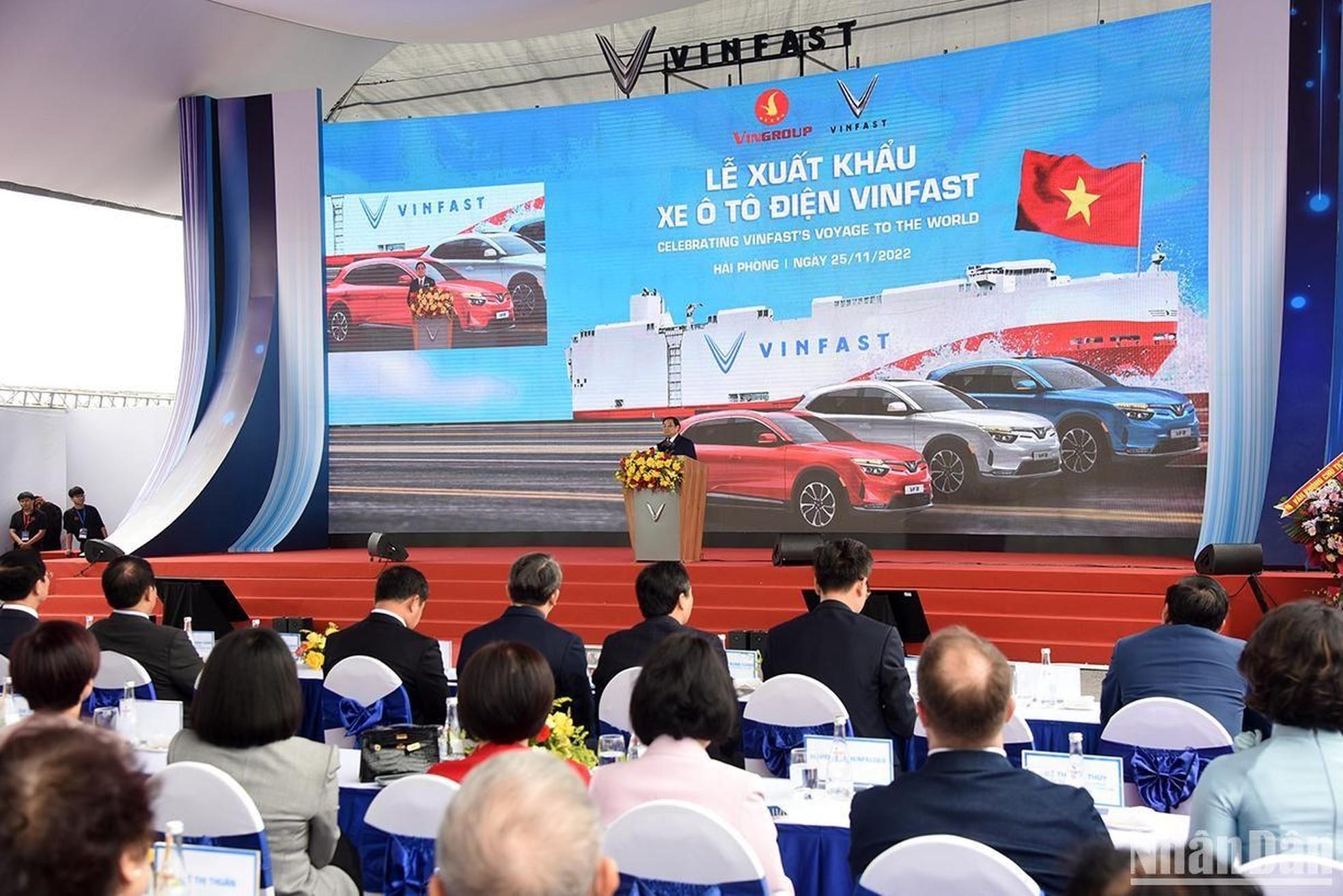 [Foto] Premier asiste a un acto para exportar primeros vehículos electrónicos vietnamitas al mundo
