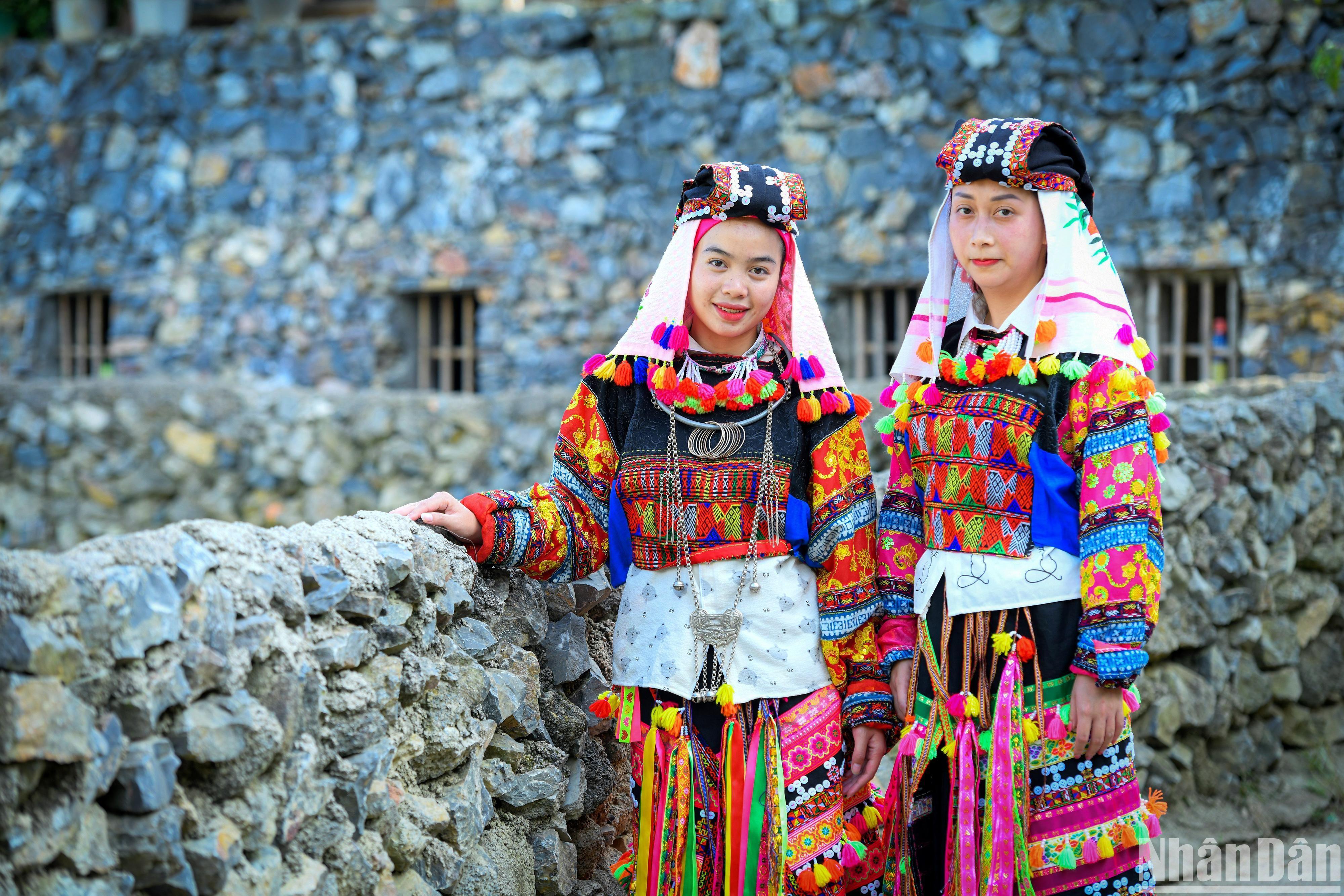 Belleza colorida de trajes tradicionales de etnia Lo Lo