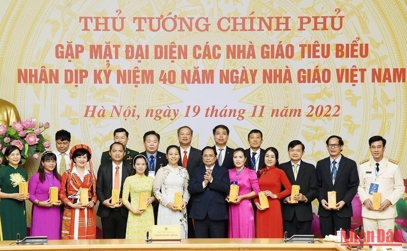 Primer ministro de Vietnam se reúne con maestros destacados del país 