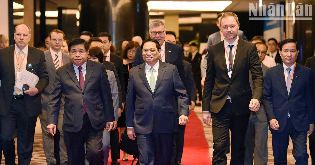 Primer ministro asiste al Foro de Negocios de Vietnam